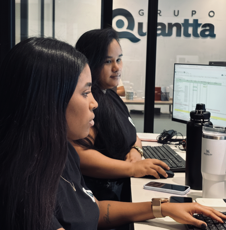 Grupo Quantta empoyeees sitting on the desk